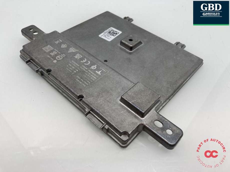 Dashbord trådløs mobillader til Tesla Model Y 2024-->> (Type II)  (1761810-00-D|1761810-00-C|)