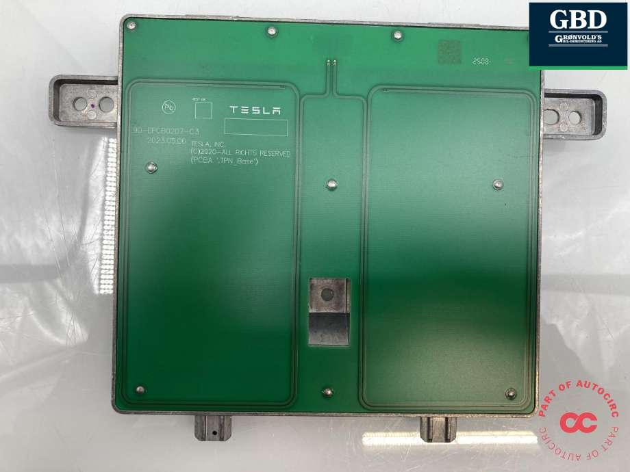 Dashbord trådløs mobillader til Tesla Model Y 2024-->> (Type II)  (1761810-00-D|1761810-00-C|)