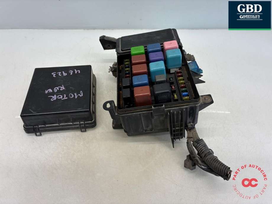 Sikringsboks motorrom til Toyota Land Cruiser 100 1998-2007 (8272060010|)