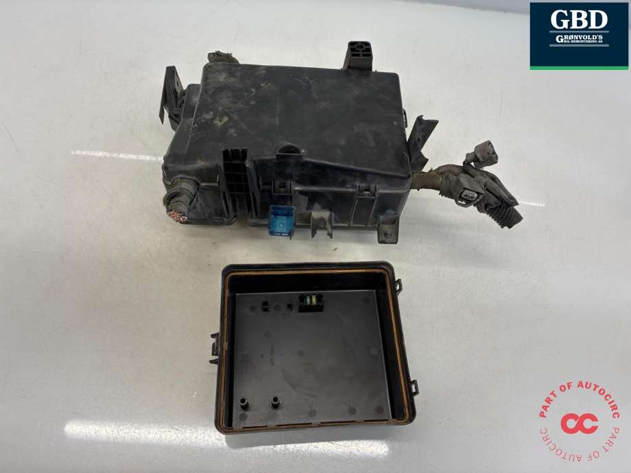 Sikringsboks motorrom til Toyota Land Cruiser 100 1998-2007 (8272060010|)