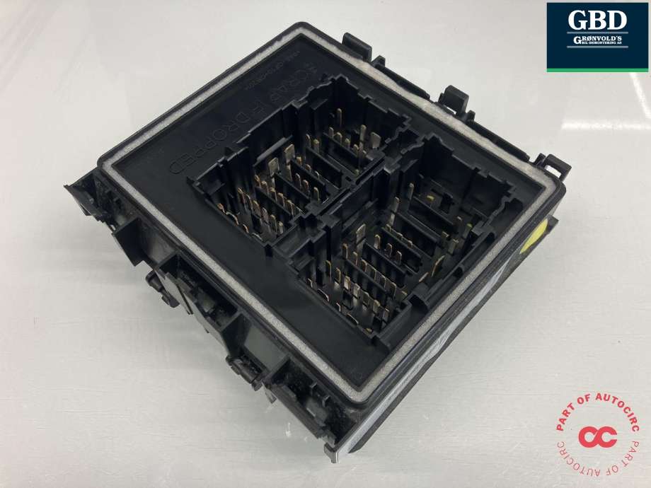 Sikringsboks motorrom til Ford Mustang Mach-e 2020-->>  (2615830|LJ8T-14D068-NAC|)