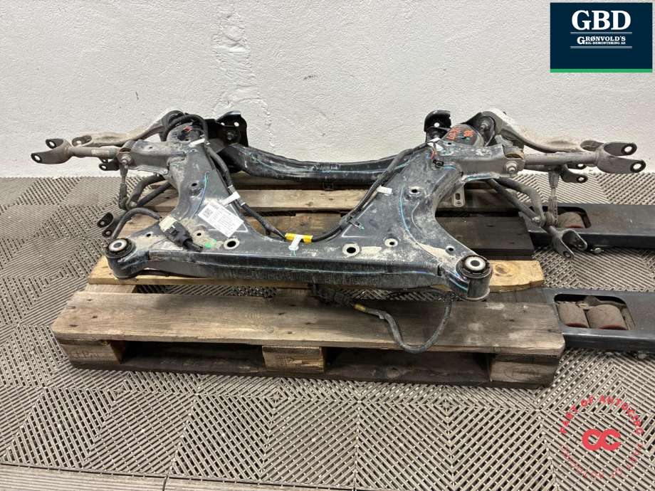 Travers bak til Tesla Model Y 2021-2024 (Type I) (1044580-01-D|05654|)