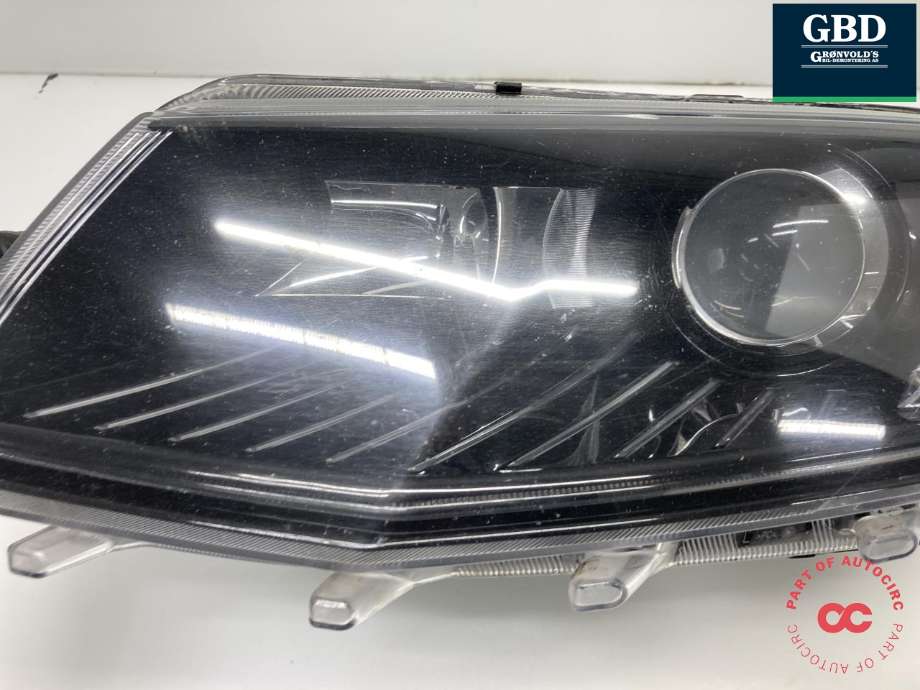 Frontlykt venstre xenon til Škoda Octavia 2013-2016 (Type III, Fase 1)  (5E1 941 017 B|5E1 941 015 B 12S|)