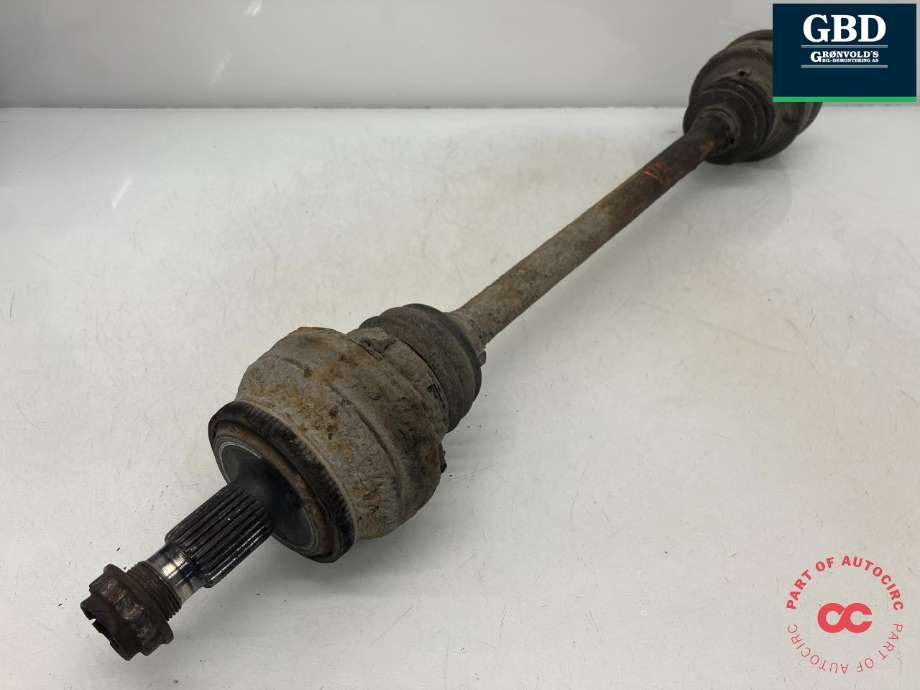 Drivaksel venstre bak, diesel/automat til Mercedes C-Klasse 2007-2011 (Fase 1) (W204) (W204) (A 204 350 84 23|A 204 350 21 10|)