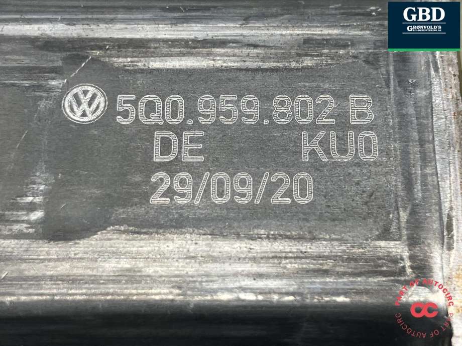 Ruteheis, kun motor, høyre foran til Škoda Karoq 2017-->> (BOSCH|5Q0 959 802 B|0 130 822 716|)