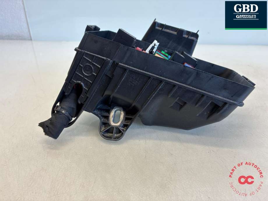 Sikringsboks motorrom til Ford Capri 2024-->>  (2556499|VWN3CA-14A067-AA|1EA 907 361 A)