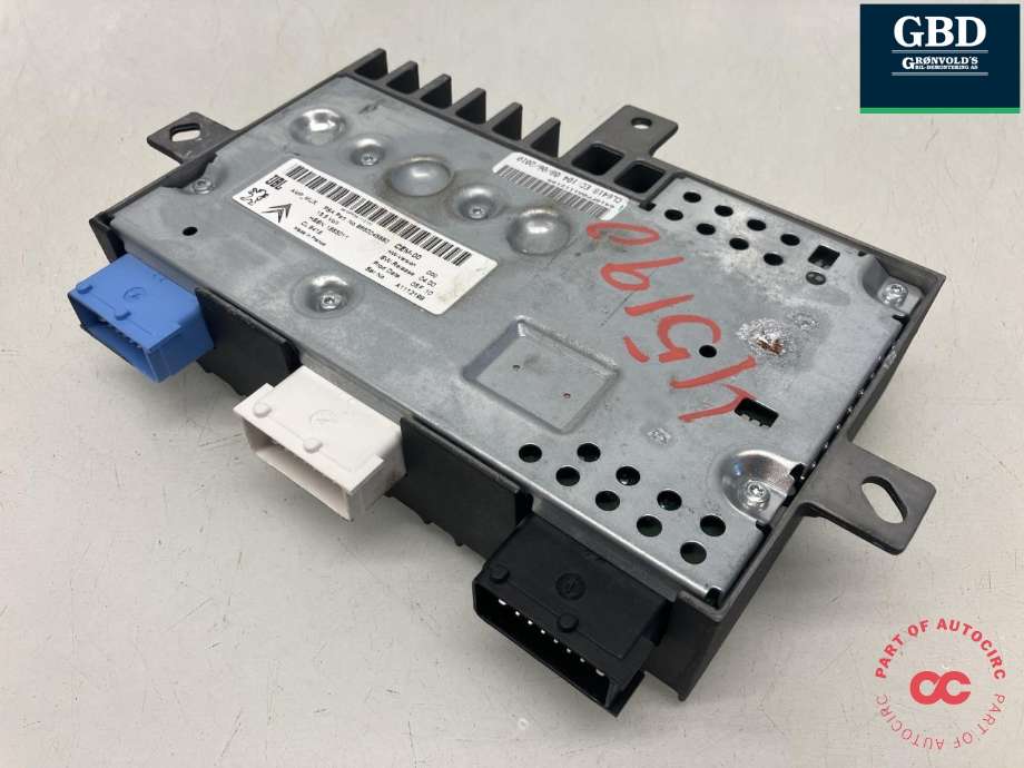 Bilstereo forsterker til Peugeot RCZ 2010-2015  (6579NN|96 600 456 80|)