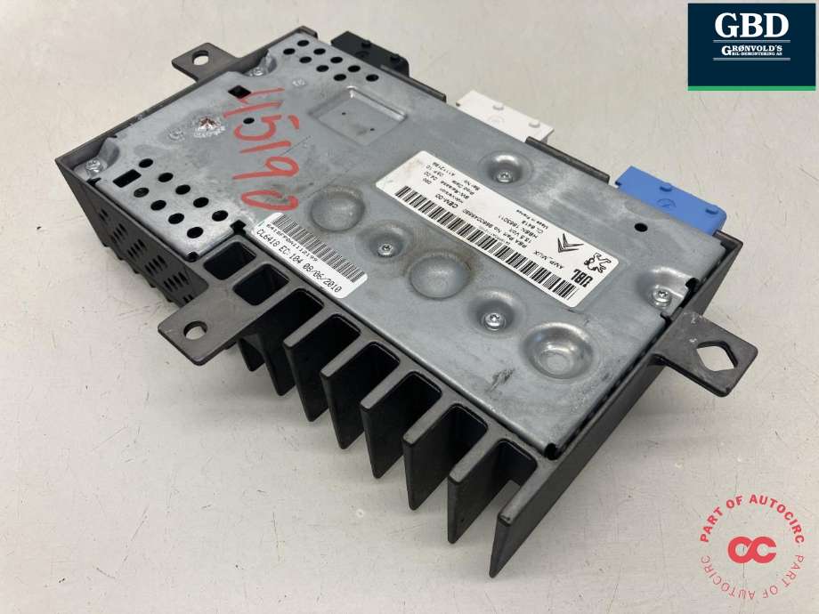 Bilstereo forsterker til Peugeot RCZ 2010-2015  (6579NN|96 600 456 80|)