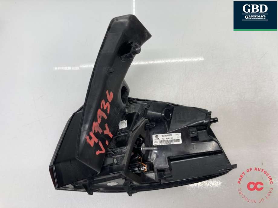 Baklykt venstre ytre til Peugeot 5008 2017-->> (Type II)  (|9811028080)