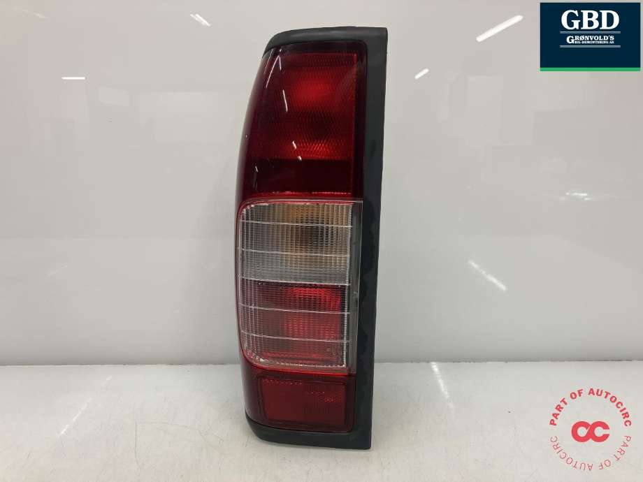 Baklykt venstre til Nissan King Cab 2002-2011 (Fase 2) (D22/NP300) (D22/NP300) (|08-215-19D4L-BF)