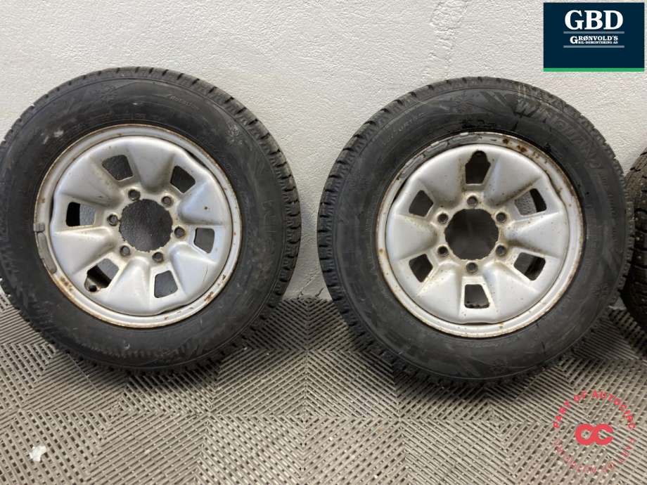 Hjulsett stål vinter til Toyota Hiace 2007-2012 (Fase 3)  (NEXEN PIGGDEKK|WINGUARD  WIN SPIKE SUV|195/70R15C|PROD 24  7.2-8 MM)