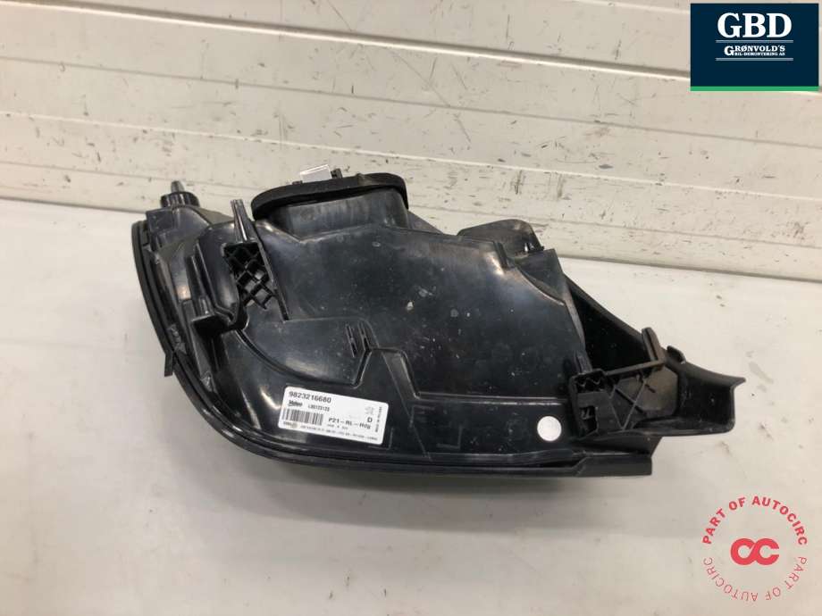 Baklykt høyre til Peugeot e-208 2019-->>  (98 232 166 80|)