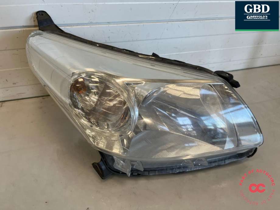 Frontlykt høyre halogen til Toyota Urban Cruiser 2009-2014  (8113052C10|)