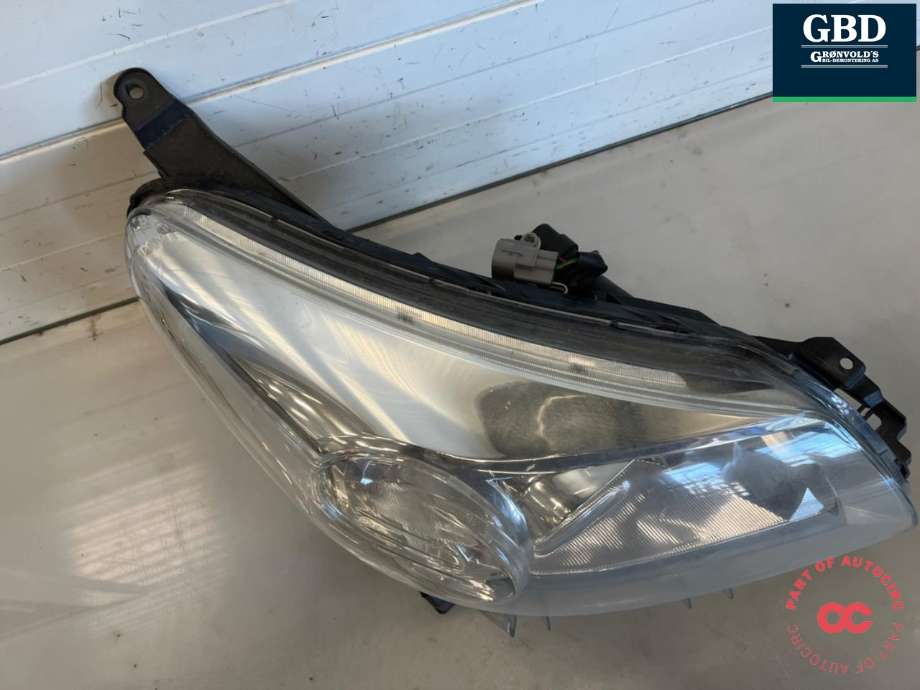 Frontlykt høyre halogen til Toyota Urban Cruiser 2009-2014  (8113052C10|)