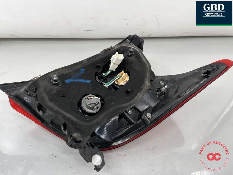 Baklykt venstre til Toyota Yaris 2014-2020 (Type III, Fase 2)  (815610D600|)