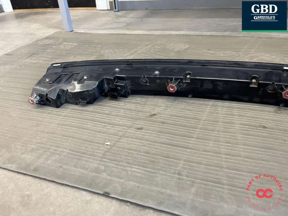 Baklykt midtre til Porsche Taycan 2019-->>  (9J0 945 081 P|)