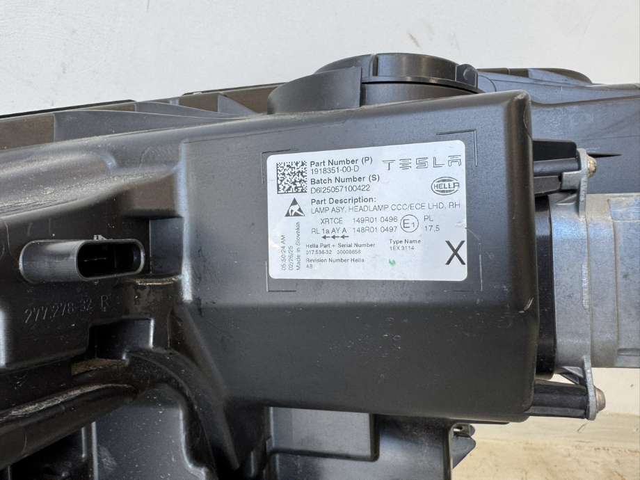 Frontlykt høyre full-LED til Tesla Model Y 2024-->> (Type II)  (1918351-00-D|)