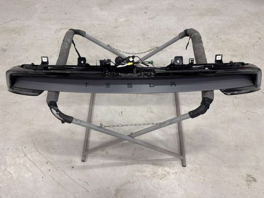 Baklykt midtre til Tesla Model Y, 2024-->> (Type II) (2004604-00-B)
