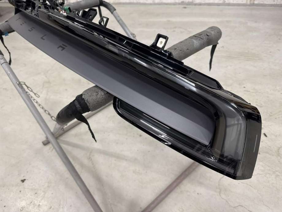 Baklykt midtre til Tesla Model Y 2024-->> (Type II)  (2004604-00-B|)
