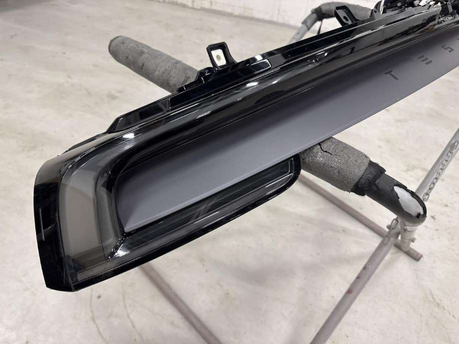 Baklykt midtre til Tesla Model Y 2024-->> (Type II)  (2004604-00-B|)