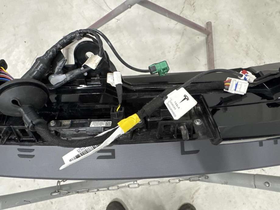 Baklykt midtre til Tesla Model Y 2024-->> (Type II)  (2004604-00-B|)