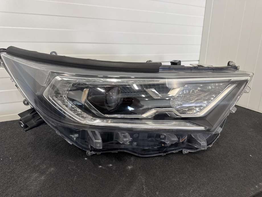 Frontlykt høyre halogen til Toyota RAV4, 2019-->> (Type V) (8114542A32)