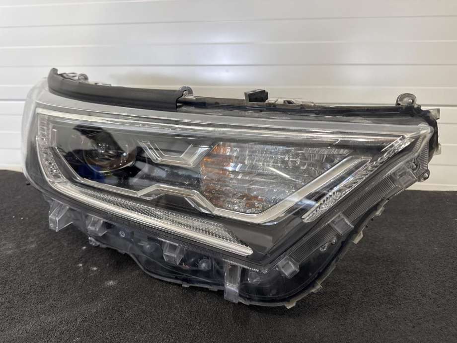Frontlykt høyre halogen til Toyota RAV4 2019-->> (Type V) (8114542A32|)