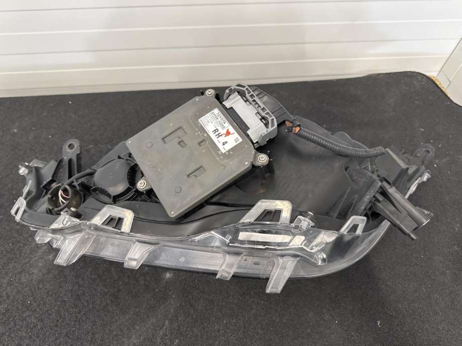 Frontlykt høyre halogen til Toyota RAV4 2019-->> (Type V) (8114542A32|)