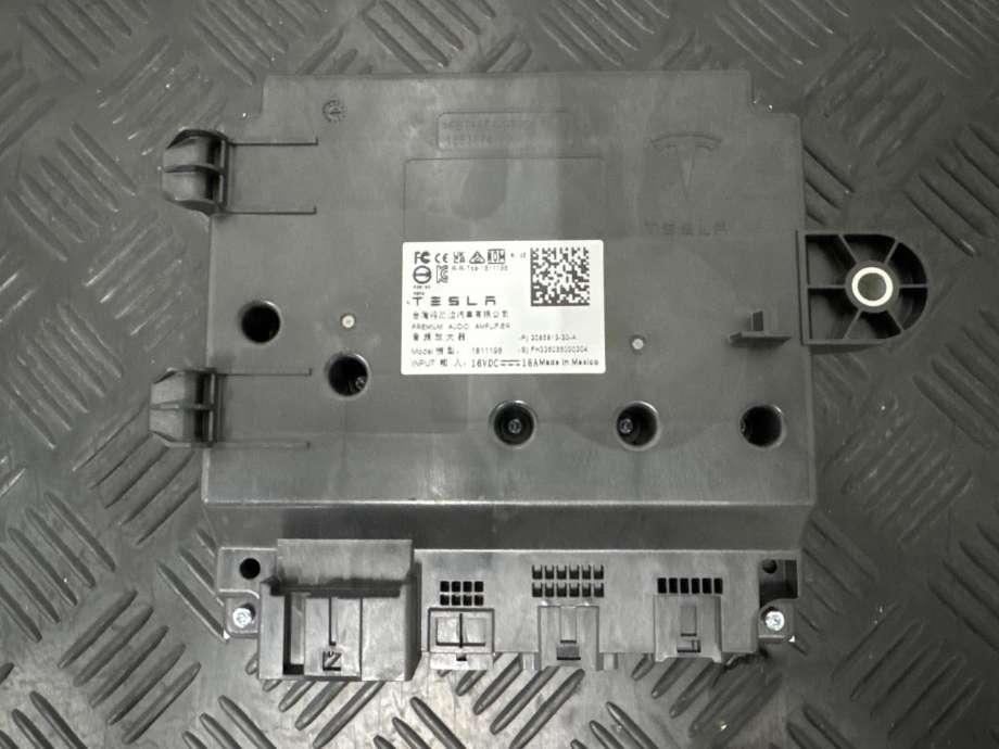 Bilstereo forsterker til Tesla Model Y 2024-->> (Type II) (2065912-20-A|)