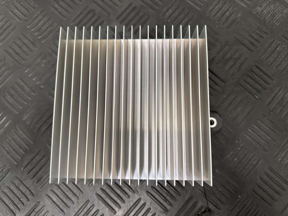 Bilstereo forsterker til Tesla Model Y 2024-->> (Type II) (2065912-20-A|)