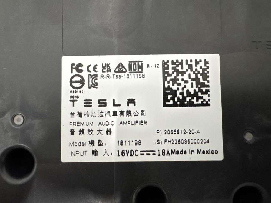 Bilstereo forsterker til Tesla Model Y 2024-->> (Type II) (2065912-20-A|)