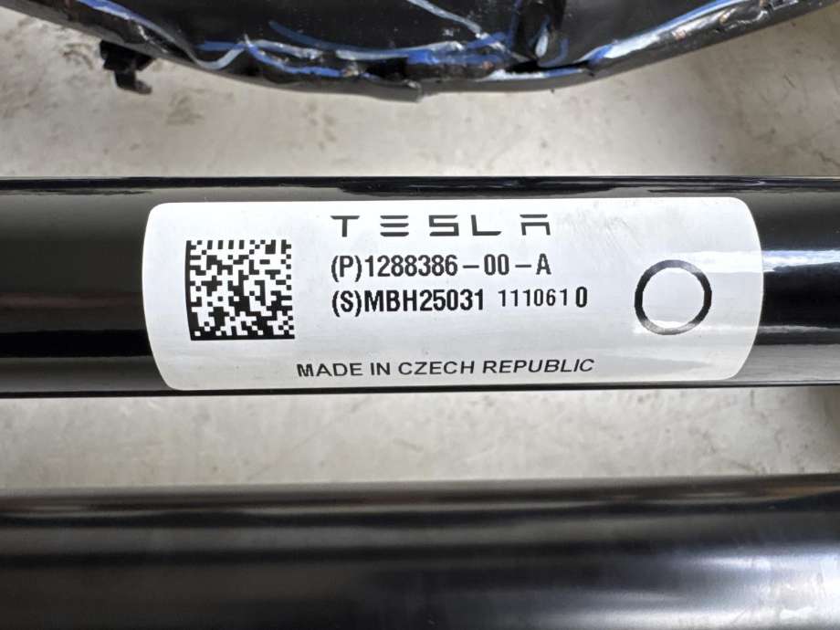 Travers foran hoved til Tesla Model Y 2024-->> (Type II)  (1044531-01-B|128838600A|)