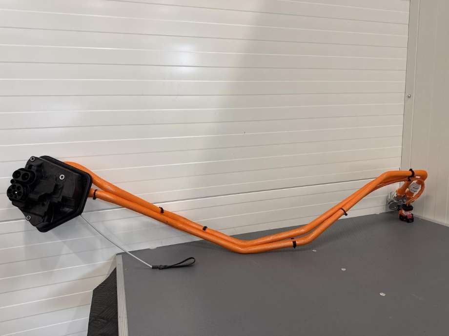Batterilader inntak/luke til Tesla Model Y, 2024-->> (Type II) (1501773-60-E)