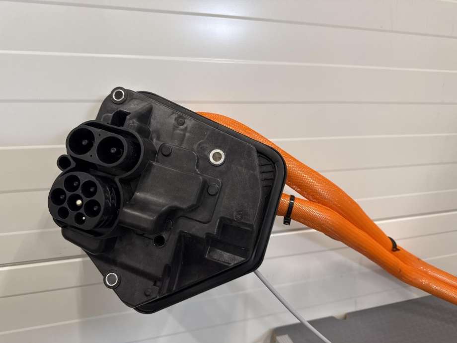 Batterilader inntak/luke til Tesla Model Y 2024-->> (Type II) (1501773-60-E|1509395-10-D|)