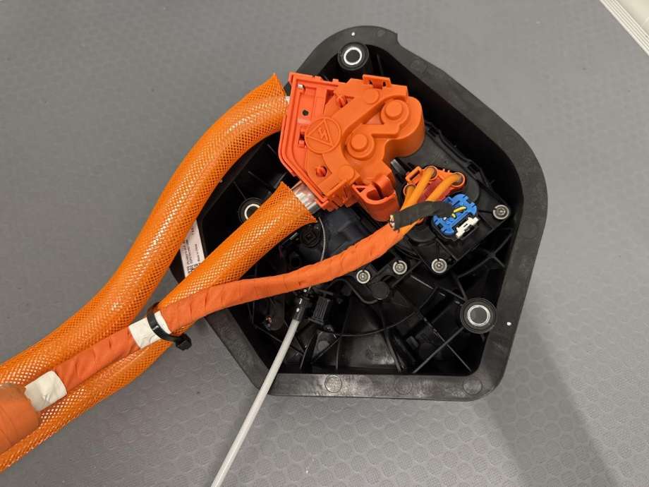 Batterilader inntak/luke til Tesla Model Y 2024-->> (Type II) (1501773-60-E|1509395-10-D|)