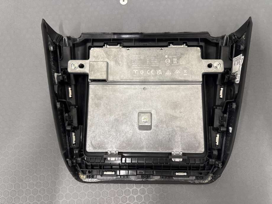 Dashbord trådløs mobillader til Tesla Model Y 2024-->> (Type II)  (1761810-00-D|)