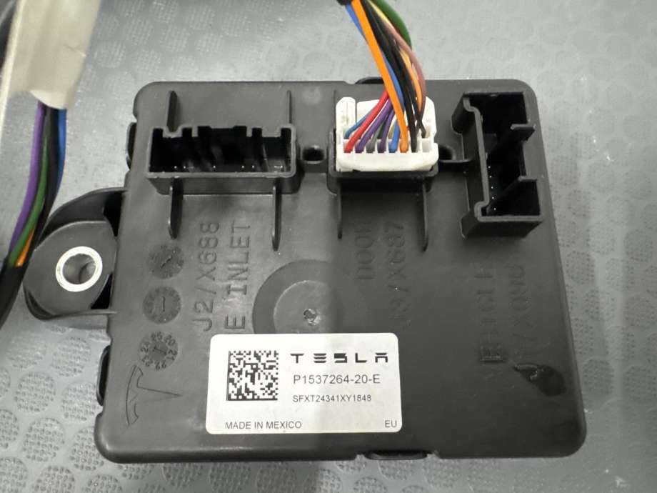 Ladeluke karosseri elbil til Tesla Model Y 2024-->> (Type II) (2029539-00-B|1537264-20-E|)