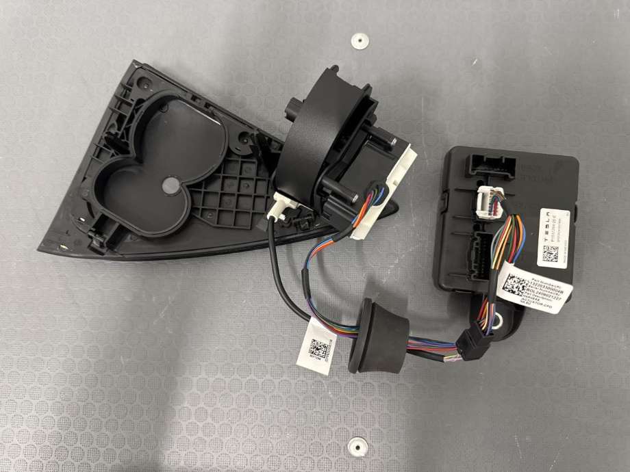 Ladeluke karosseri elbil til Tesla Model Y 2024-->> (Type II) (2029539-00-B|1537264-20-E|)