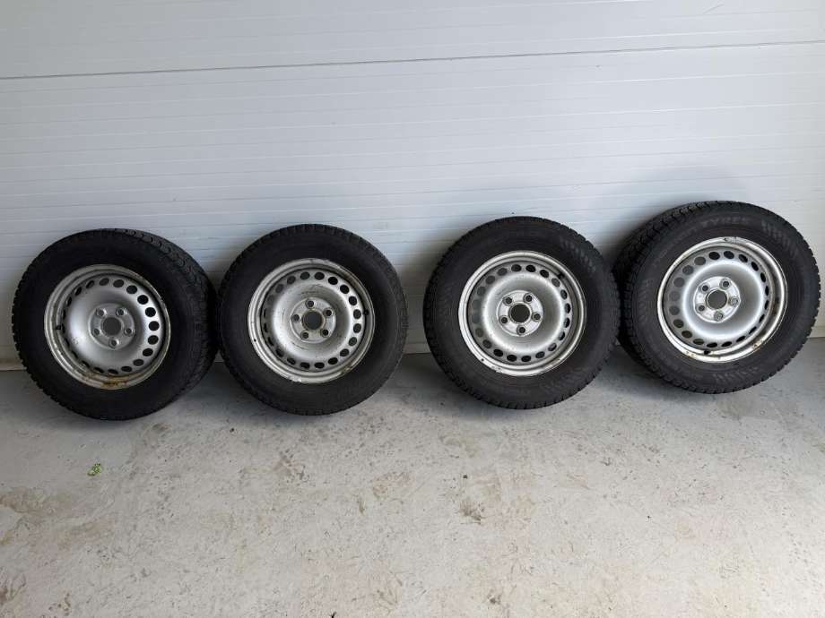 Hjulsett stål vinter til VW Transporter / Caravelle 2015-2019 (T6) (T6) (215/65/16 C 109/107R|DATO:0924 PIGGFRIE|MØNSTERDYBDE 5MM)
