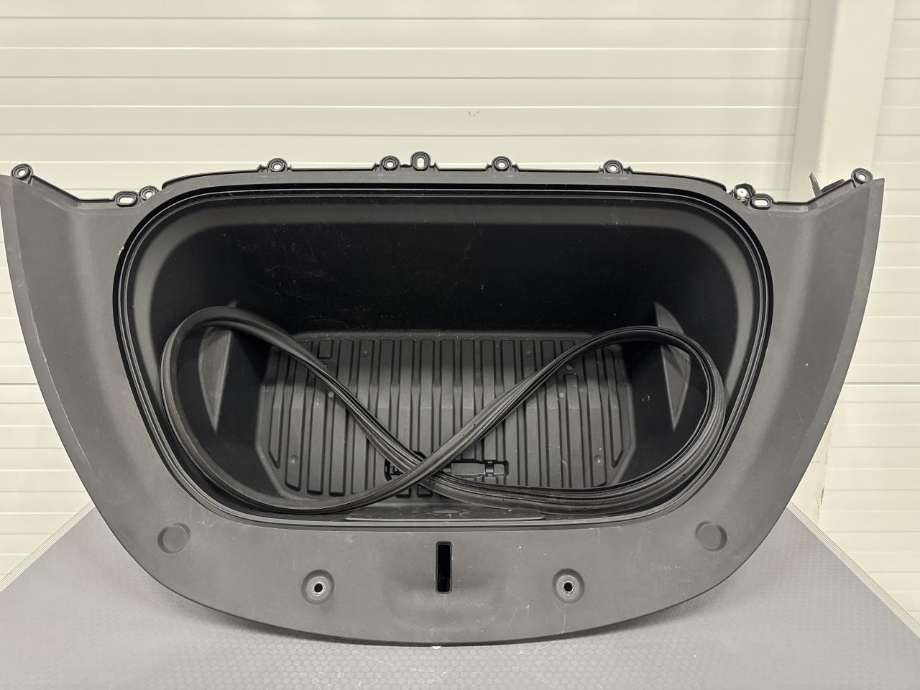 Bagasjerom deksel til Tesla Model Y 2021-2024 (Type I) (1492606-00-E|)