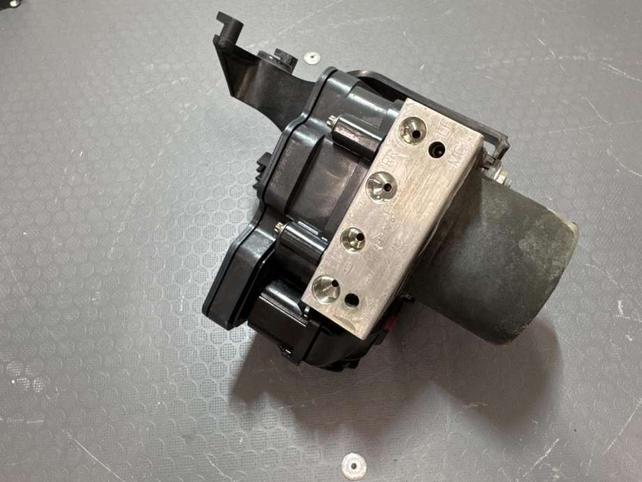 ABS sentral til Tesla Model Y, 2021-2024 (Type I)  (1044745-00-B)