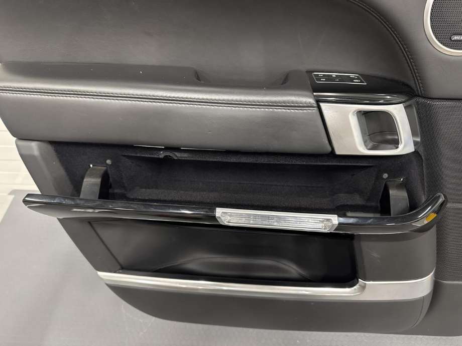 Dørtrekk venstre til Land Rover Range Rover 2013-->> (Type IV)  (LR040531|CK5223943AA|)