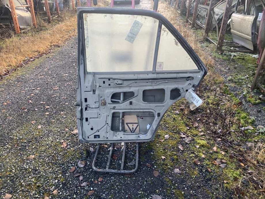 Dør høyre bak til Mercedes 190 1984-1993 (W201) (W201)