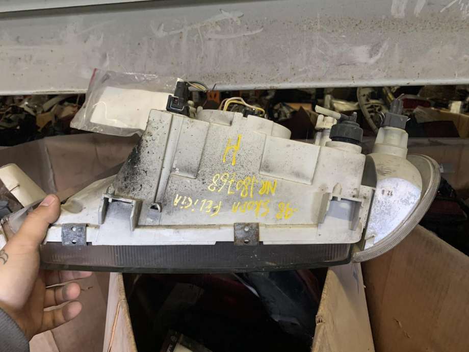 Frontlykt høyre halogen til Škoda Felicia 1995-2001  