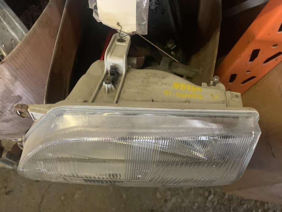 Frontlykt venstre halogen til Toyota Corolla 1988-1992  