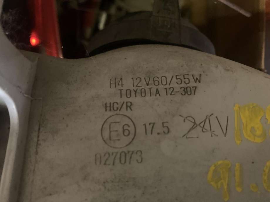 Frontlykt venstre halogen til Toyota Corolla 1988-1992  