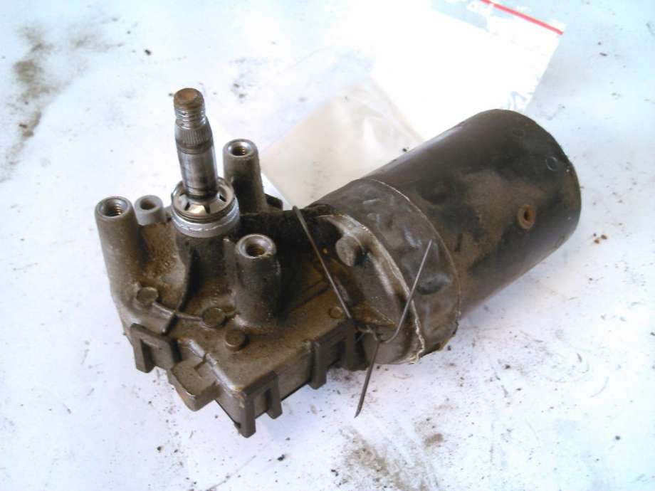 Viskermotor frontrute til Mitsubishi Carisma 1999-2004 (Fase 2) (BOSCH|0390241170|)