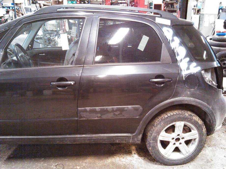 Dør venstre bak til Suzuki SX4, 2006-2009 (Type I, Fase 1)  