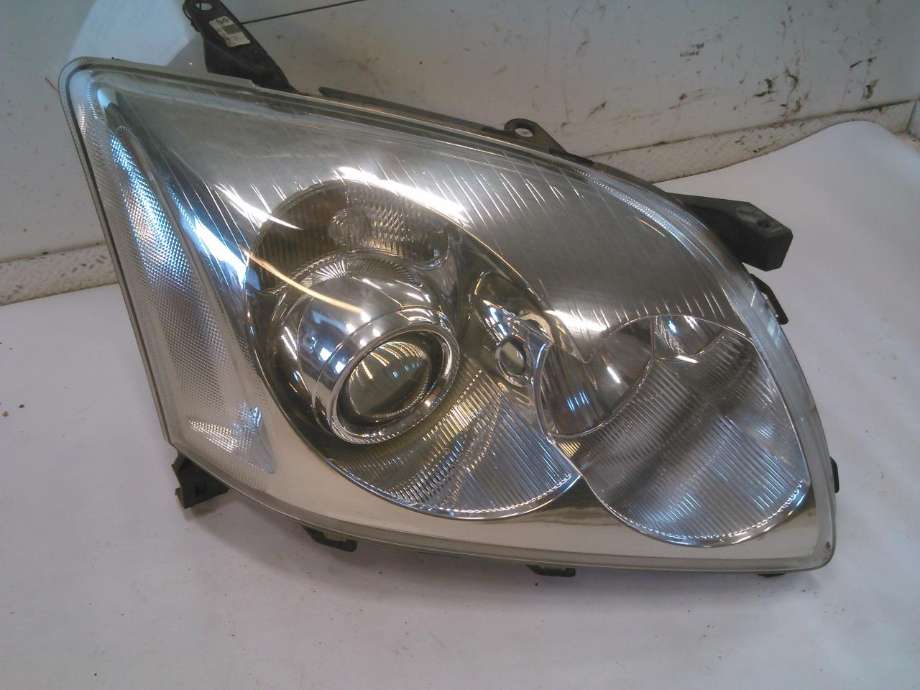 Frontlykt høyre halogen til Toyota Avensis, 2003-2008 (Type II)  
