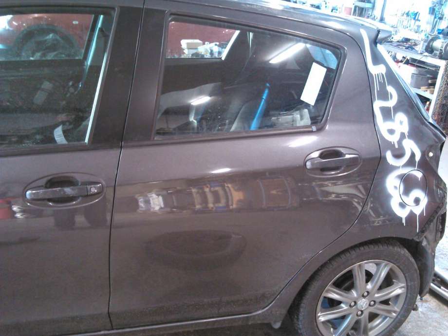 Dør venstre bak til Toyota Yaris, 2012-2014 (Type III, Fase 1)  